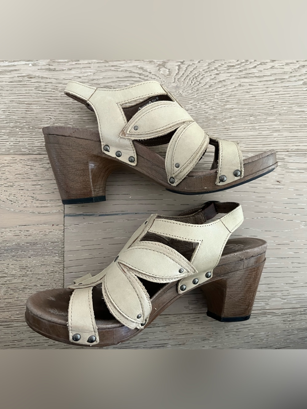 Dansko Beige Tan Nina Floral Cutout Clog Sandals Sz 7.5 / 38 - Picture 3 of 7